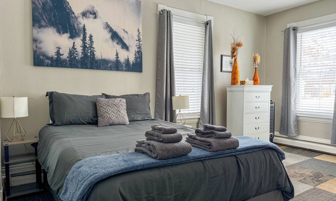 Milford Apartment | NEW - Mins to Manchester - Nashua - Queen Bed - Walk to Downtown/Parks