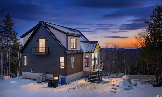 Sunday River Area Ski Chalet | New.Minutes from Slopes.Firepit.2-Fireplaces.Hot Tub.Sauna.Rec Room.Bunk Room