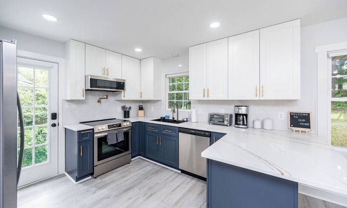 Northeast Raleigh House | NEW modern 10 guest retreat near Downtown, North Hills & NCSU w/fenced backyard