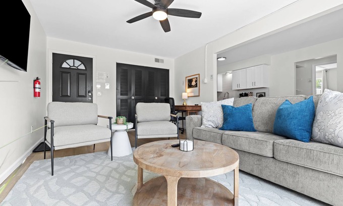 Royal Oak Apartment | New! Modern 1BR Corner Flat | Central in Royal Oak