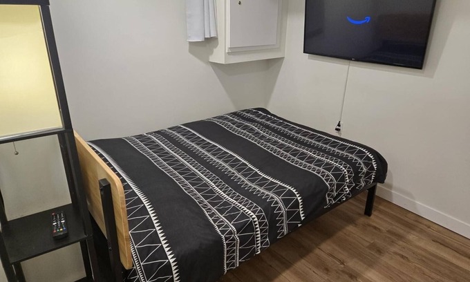 West Edmonton House | New Modern 2 Bed Suite - Steps From West Edm Mall