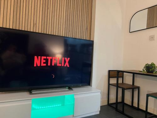 Preston Apartment | New Modern 3 Bed En-suites City Centre Apartment - Sleeps 8 - Parking Options