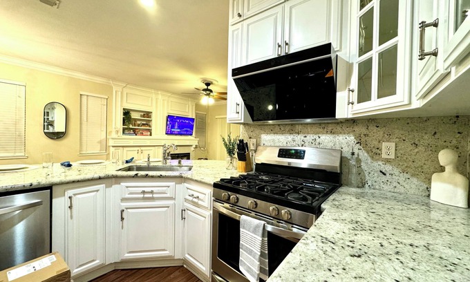 Sacramento House | NEW - Modern 3BR & Backyard Fun