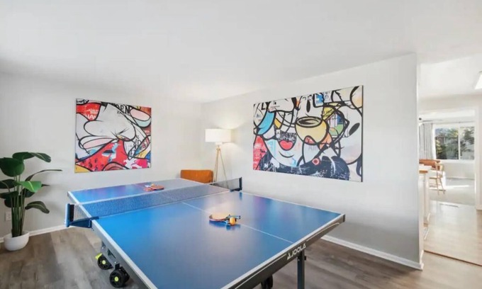 Lamar Heights Area House | NEW Modern 4BR Game Rm BBQ