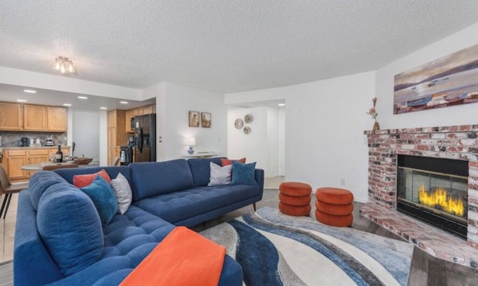 Reno/Tahoe Airport House | New! Modern 4BR walk to Reno-Sparks Conv Center, Atlantis Casino & shops