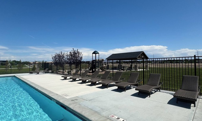 Star House | New, Modern and Cozy with a pool in Central Star! 15-30 from Meridian and Boise!