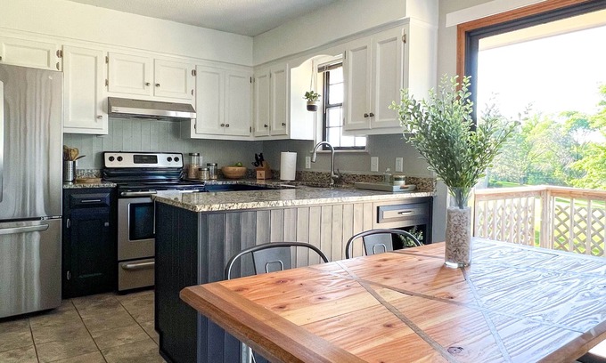 South Kansas City House | NEW Modern and relaxing 3BR/2 BA in Kansas City - Long Stays