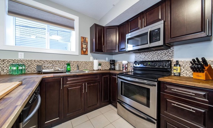 Northwest Edmonton House | NEW! Modern and Spacious Basement suite w Walk out.