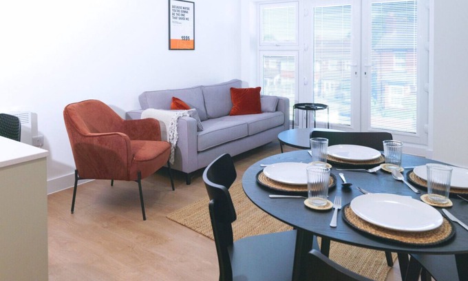 Cheadle Apartment | NEW Modern Apt Near Airport - Private Parking