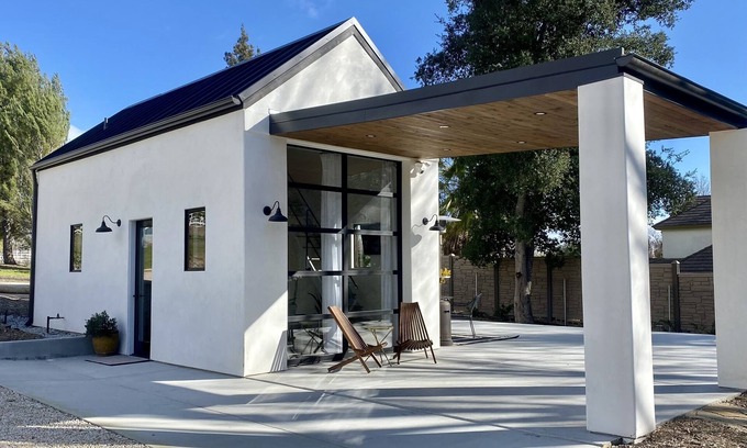 Templeton House | NEW Modern Bungalow In the heart of 46 West Wineries- but in town