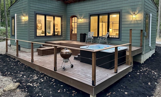 New Plymouth Cabin | NEW! Modern Cabin w hot tub - Hocking Hills