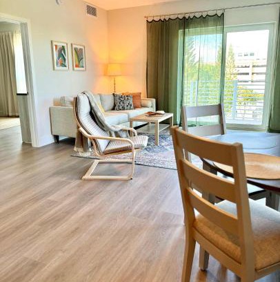 Parkside Apartment | NEW Modern Condo FREE Parking & High Speed Wifi