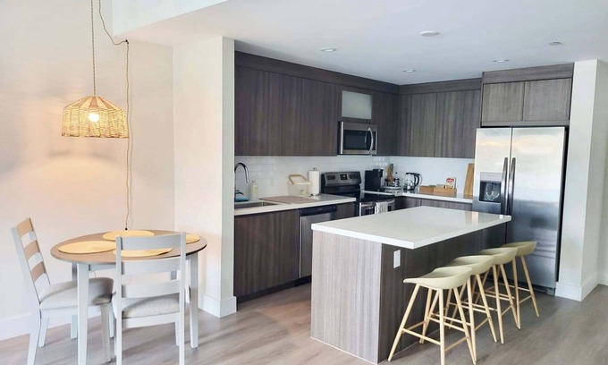 Parkside Apartment | NEW Modern Condo, FREE Parking & High Speed Wifi