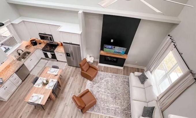 Greenwood House | New, Modern, Cozy Lakeside Cottage. Pet friendly!