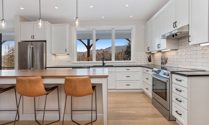 Moscow House | New Modern Farmhouse: 4 private acres, 360º Mtn View, Btwn Mtn & Village
