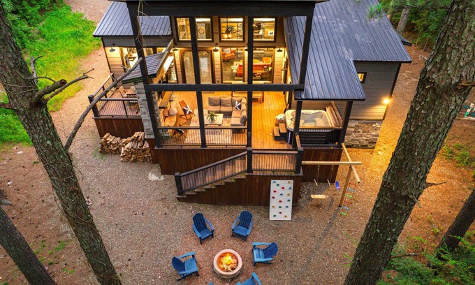 Broken Bow Cabin | New! Modern Farmhouse w/Jacuzzi, BBQ, Arcade!