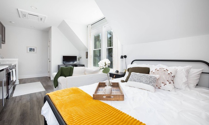 Villa Heights House | ★New Modern Farmhouse Loft in NoDa★ Views/Parking