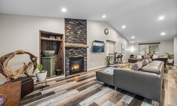 Southwest Bend House | New! Modern Home ~ Hot Tub ~ Close to Old Mill & Trails!