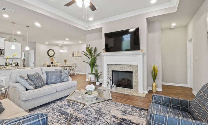 Shenandoah House | New Modern Home, Lakefront, Park & Pool, spacious 4br/3ba very safe place