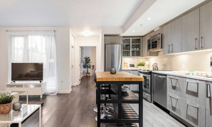 Downtown Eastside Apartment | New Modern, Large 1 Bedroom, 1 Bathroom + Work Space
