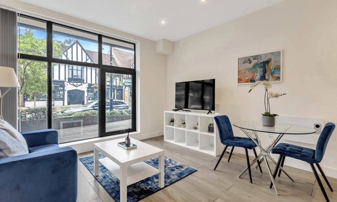 Sutton Apartment | New Modern London 2 Bed | Long Stays! with Parking