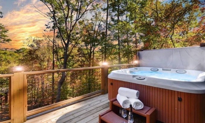 Ellijay Cabin | New-Modern-Private-Hottub-Fireplace-Resort Access-Pool-Fitness-View-Dog Friendly
