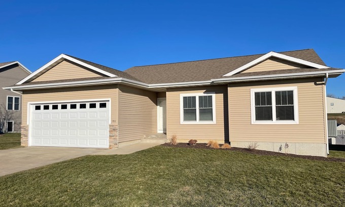 Cedar Falls House | New modern style large family home.n5 bed 3 bath with plenty of living space.