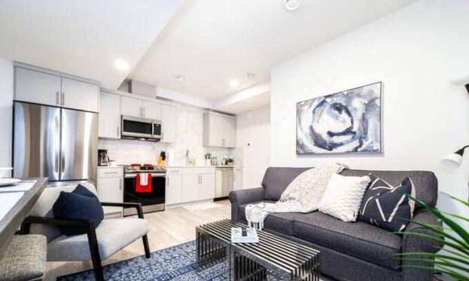 Leduc County House | NEW - Modern Suite - King Bed/Netflix/Sleeps 4/Clean!