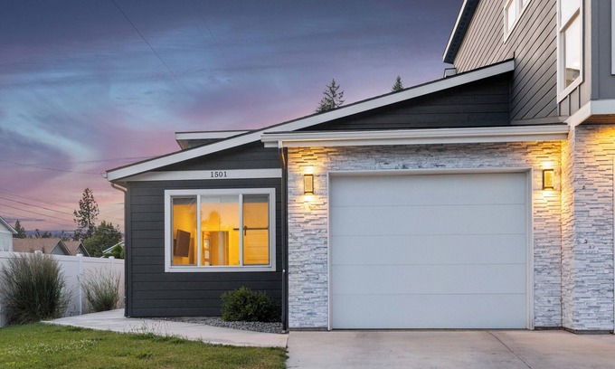 Coeur d'Alene House | New Modern Townhome- downtown CDA-minutes to waterfront, restaurants, and shops!