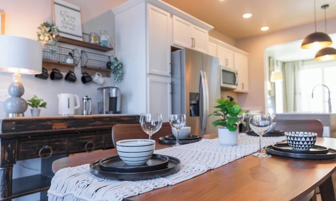 Billings House | New modern Townhome with Hot Tub