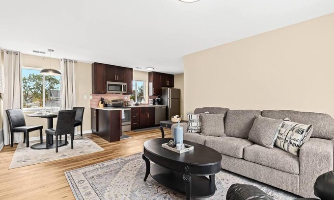 Roseville Apartment | New! Modern Upper Flat near Downtown Roseville