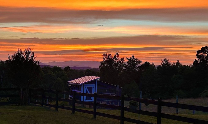 Blairsville House | NEW Modern upstairs barn loft
