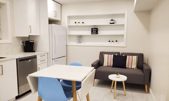 Marpole House | NEW Modern Van 1BR Suite~Close to Skytrain&Airport