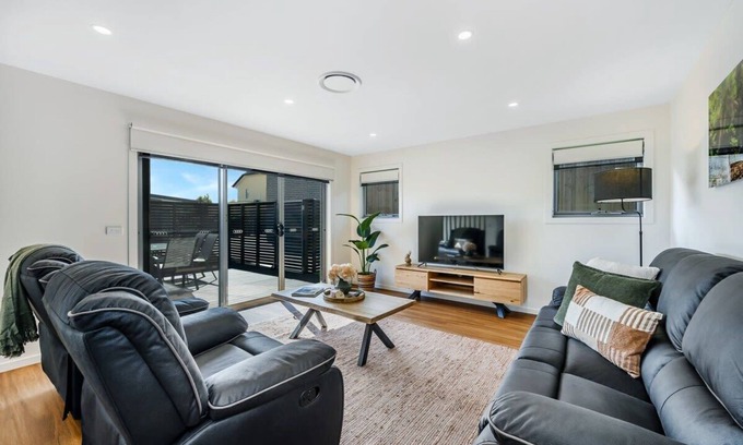 Warrane House | NEW Modern Villa, 2 Bed/Bath-10min Airport/CBD