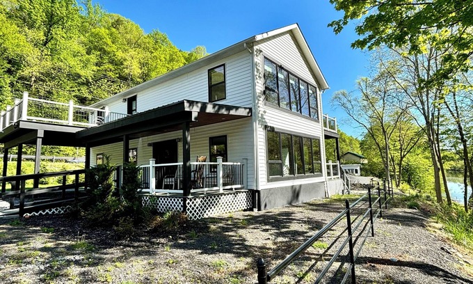 Mount Marion House | NEW Modern waterfront home close to Catskill mountains, fire pit, EV charging