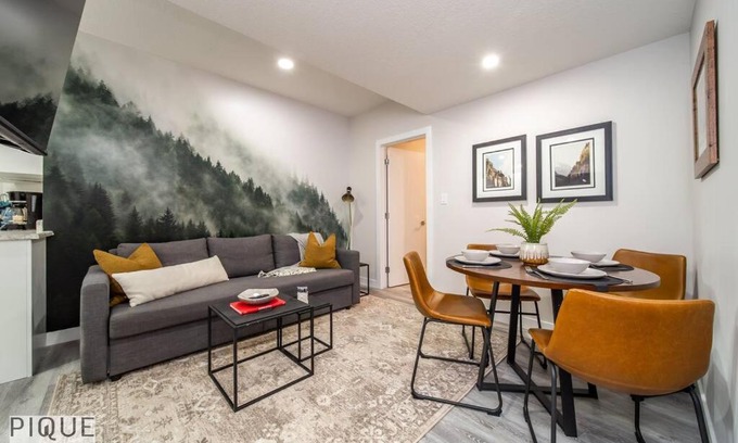 Old Strathcona Apartment | NEW, Mountain Chic Suite, Whyte Avenue, Netflix, WiFi, Sleeps 6