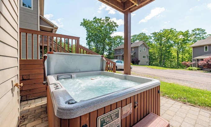 McHenry House | New! Mountain Hygge: Lake Area, Hot Tub!