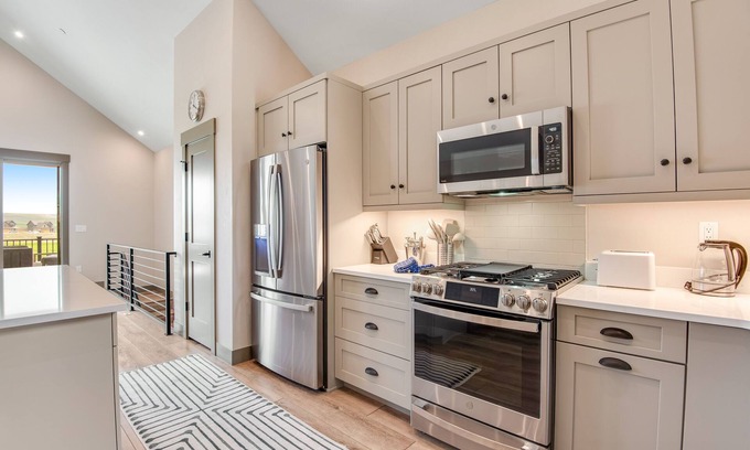 Grand Elk Ranch House | New mountain/valley-view townhouse with private hot tub, balcony, fireplace, W/D
