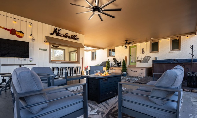 Nashville House | NEW- Music City Outdoor Oasis, 4BR, Hot Tub, FirePits, Bar, Dog Friendly, 1acre