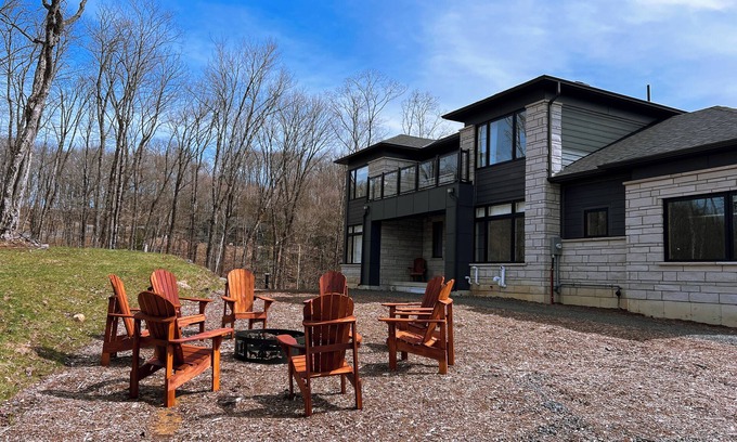 Dwight House | New Muskoka house close to Dwight beach, Alogonquin Sauna Hot tub BBQ fire pit