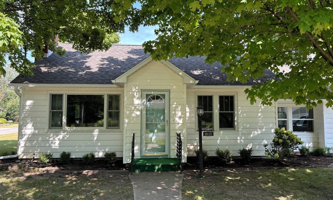 Empire House | New! My Roam'n Empire - Super Cute with Water Toys and Great Location! Walk to Downtown and Beach!