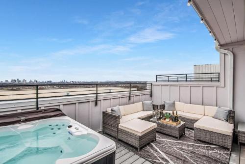 Nashville House | New Nashville Home - Rooftop Views - Hot Tub