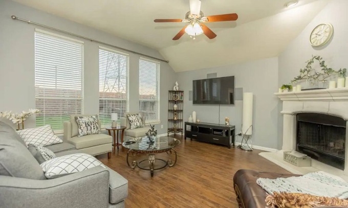 South Arlington House | New! Near AT&T Stad, Sixflags, Joe Pool, 4 br,5bed