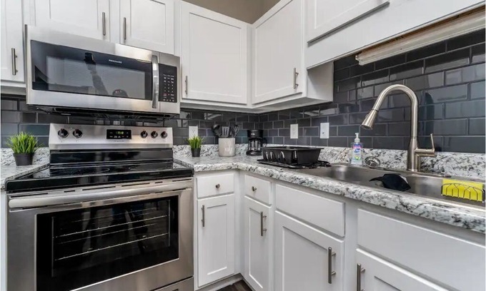 Greensboro Apartment | ★New★ Near Downtownϟ WifiNetflix★Cozy Modern Suite