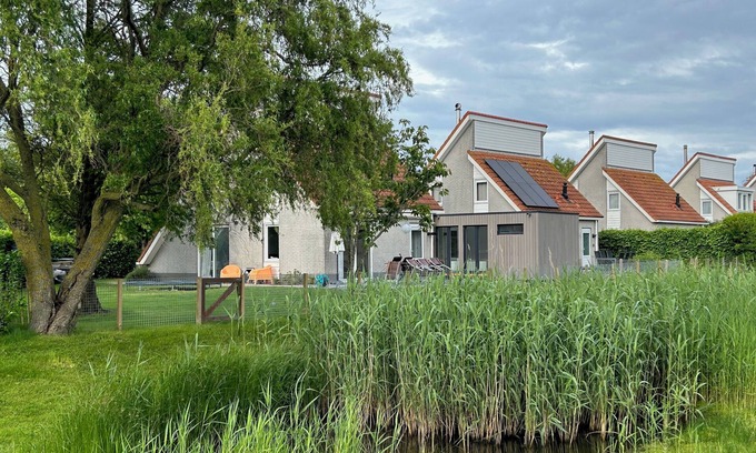 Scharendijke House | New! Nordseekrabbe* vacation home with sauna, fireplace, near the beach.