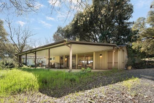 Bennett Valley House | New Oak Haven Dog-Friendly big yard Hwy12 & 101