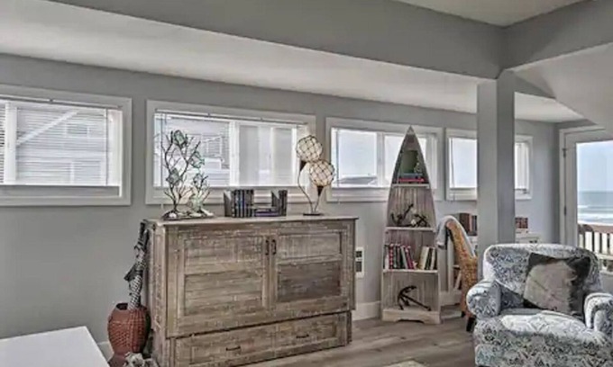 Newport Condo | NEW! Oceanfront Newport Condo w/Deck & Views!