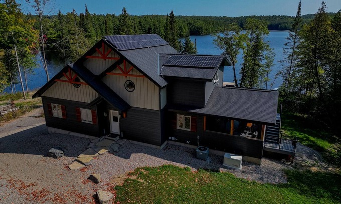 Foresters Falls Cottage | New Off-Grid Waterfront Retreat! Quiet bay on the river, great for families.