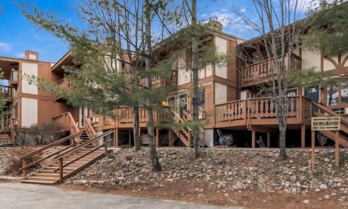 Bellaire House | NEW on the market 2 bedroom, 2 full baths, sleeps 8