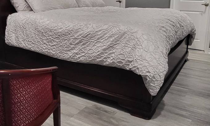 Port Colborne House | New Outdoor Hot Tub, 3 Bedrooms with Ensuite Bathrooms, Private Entrance.